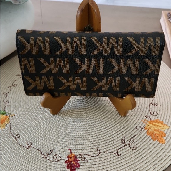 Michael Kors Fold Over Snap Closure Wallet. MK Logo on outside. Great Condition - Picture 14 of 16